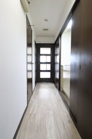 ローズガーデンIの玄関