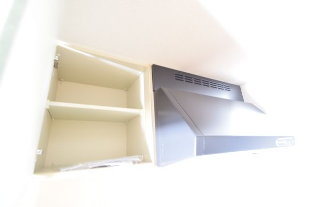 ミリアビタ№７のキッチン|換気扇と食器棚御座います