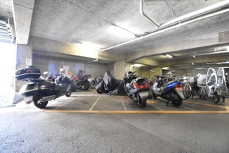 【駐車場】 | バイク置き場。空き区画の有無や駐輪料金、サイズおよび排気量規定などについては、改めてお問い合わせください。～即日のご見学可能～　お問合せはお気軽にどうぞ。