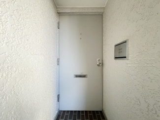 【その他共用部分】 | 皆様をお迎えする、お部屋の玄関ドア。開けやすさや開放角度、ドアノブの操作しやすさや鍵の形状などを、現地で一度ご確認ください。～即日のご見学可能～　お問合せはお気軽にどうぞ。