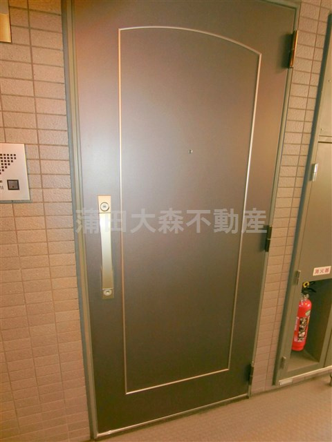 ルーブル大森九番館の玄関