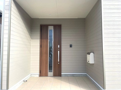 【エントランス】 | 富里市七栄第２６　２号棟 | ご見学はお気軽に０４７６－３７－３８８８までお問合せ下さい！ 