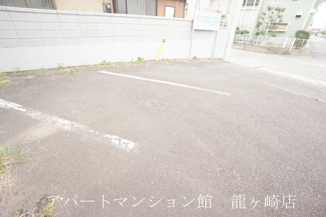 姫宮中央ハイツAの駐車場