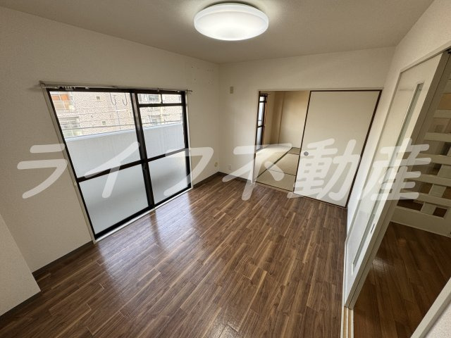 サントハウス小阪の洋室|落ち着いた色調の洋室です