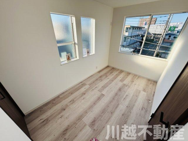 生活利便施設の充実した住環境の洋室|経験豊富なスタッフがわかりやすくご案内いたします