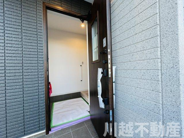 生活利便施設の充実した住環境の玄関|店舗前駐車場はのぼりが目印です