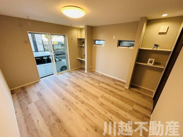 生活利便施設の充実した住環境の居間・リビング|店舗裏に喫煙所ございます