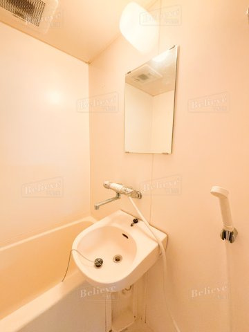 権藤ビルの洗面所|明るい洗面台です♪