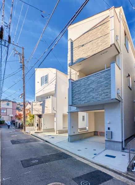 横浜市磯子区中原２丁目の新築一戸建の外観|周辺は落ち着いた街並み。
是非一度、現地へお越しください。
ご自宅まで送迎も可能です