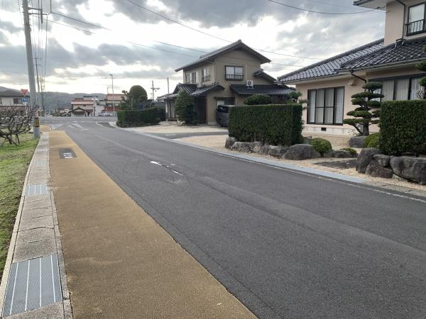 出雲市多伎町多伎　中古戸建の前面道路含む現地写真