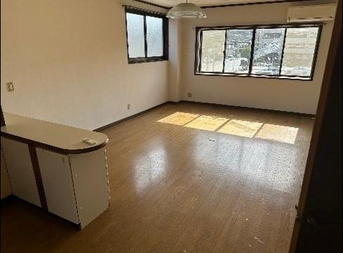 大田市大田町　中古住宅兼1階店舗の居間・リビング