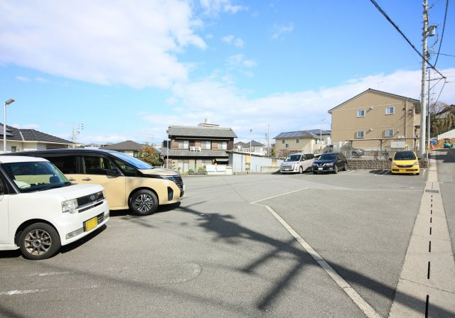 SEVEN桃山 B棟の駐車場