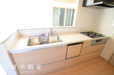 【キッチン】 | 座間市新田宿　新築戸建て　全１棟【仲介手数料無料】 | 宅地建物取引士による不動産のご説明・現地のご案内、住宅金融普及協会住宅ローンアドバイザーが住宅ローンのアドバイスから融資実行までのお手伝いをしっかりサポートします♪