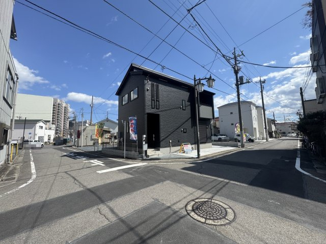 新築　高崎市南町　GRAFARE　１号棟の前面道路含む現地写真|南西側接道幅員約6ｍ　北西側接道幅員約6ｍ