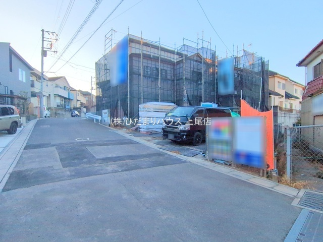 桶川市上日出谷　10期　新築一戸建て　ブルーミングガーデン　02の前面道路含む現地写真