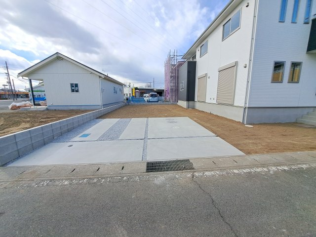 新築　伊勢崎市連取町32期　２号棟の駐車場|現地写真　駐車スペースは並列2台分可能です！
