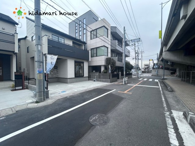 桶川市泉2丁目4期　新築戸建　ブルーミング02の前面道路含む現地写真