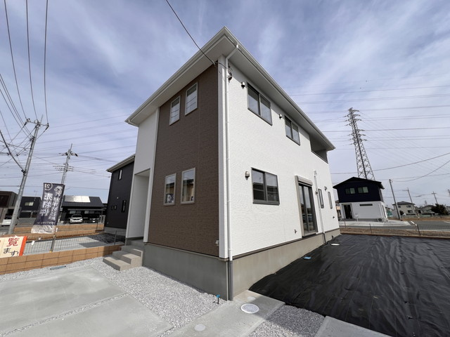 新築　太田市宝町1期　2号棟の外観|現地写真　完成しました！物件のご内覧等、お気軽にお問合せください♪　							

