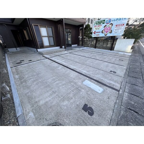 プラスビルの駐車場