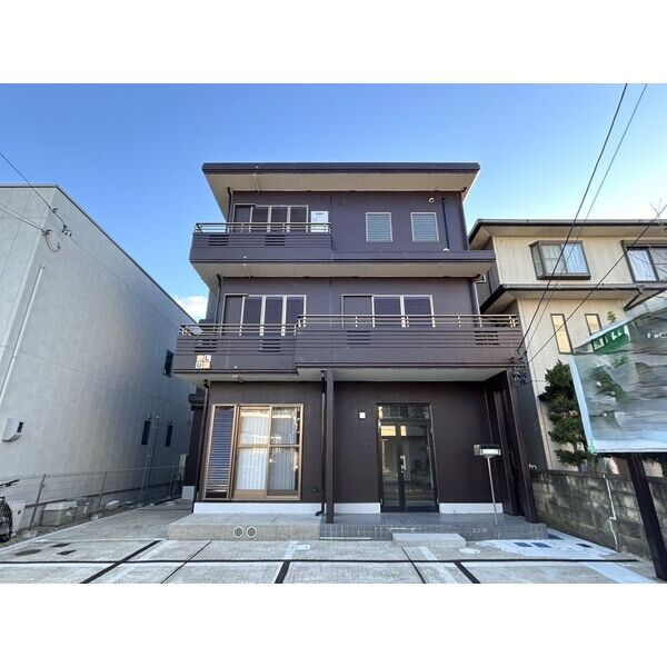 プラスビルの外観