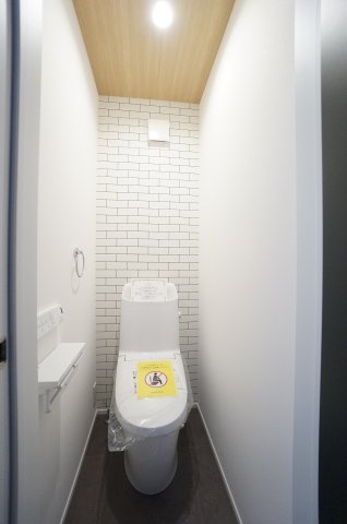 【商談中】常滑市榎戸町2期　2号棟のトイレ|1階2階にトイレがあり、お掃除しやすい機能や工夫が満載。スッキリコンパクトなシャワートイレで温水洗浄便座で冬は暖かく快適です。