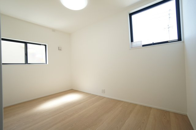 常滑市榎戸町2期　2号棟の洋室|2階7帖洋室は明るい光がさしこむ居室！！収納豊富！！