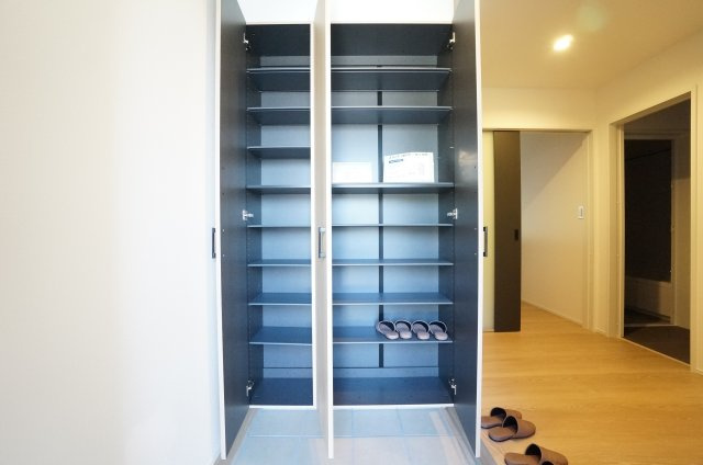 常滑市榎戸町2期　2号棟の玄関|玄関に家族分のシューズボックスあり