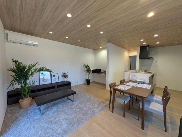 常滑市榎戸町2期　2号棟の居間・リビング|家具が配置され、お引越し後の生活がイメージしやすい
