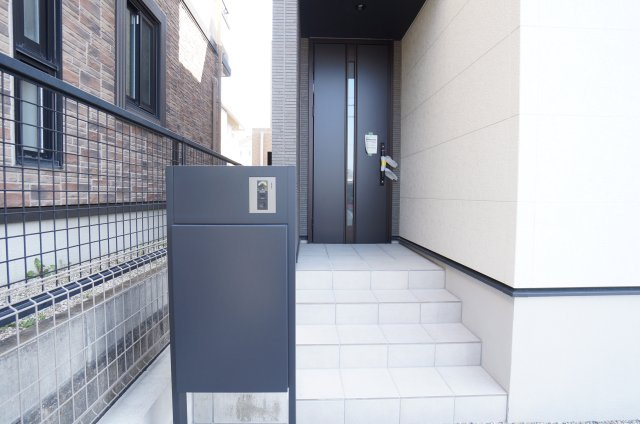 【商談中】常滑市榎戸町2期　2号棟の玄関|スタイリッシュな玄関ドアとポスト