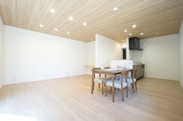 常滑市榎戸町2期　2号棟の居間・リビング|家具の配置がしやすいリビング17.2帖