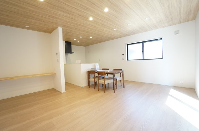 常滑市榎戸町2期　2号棟の居間・リビング|17.2帖の南側リビングは日当たり良好♪備え付けのカウンターは家族でそれぞれの用途でお使いいただける
便利なスペース♪