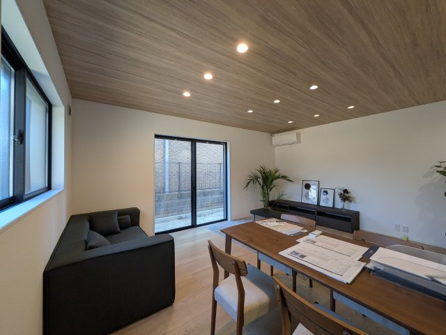 常滑市榎戸町2期　2号棟の居間・リビング|17.2帖の南側リビングは日当たり良好♪備え付けのカウンターは家族でそれぞれの用途でお使いいただける
便利なスペース♪