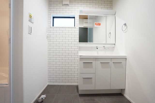 常滑市榎戸町2期　2号棟の独立洗面台|三面鏡裏は収納で洗面台回りはいつもスッキリと片付き壁出し水栓で汚れがたまりにくくお手入れ簡単です♪