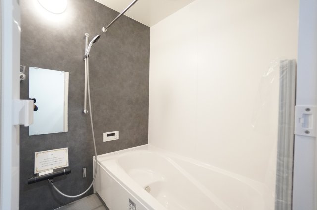 常滑市榎戸町2期　2号棟の浴室|雨の日のお洗濯に大活躍な浴室乾燥機付！広々浴室1坪タイプで一日の疲れを癒すくつろぎのバスタイム♪