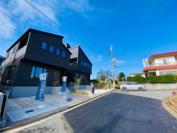 成田吾妻一丁目　新築戸建て　２号棟の前面道路含む現地写真