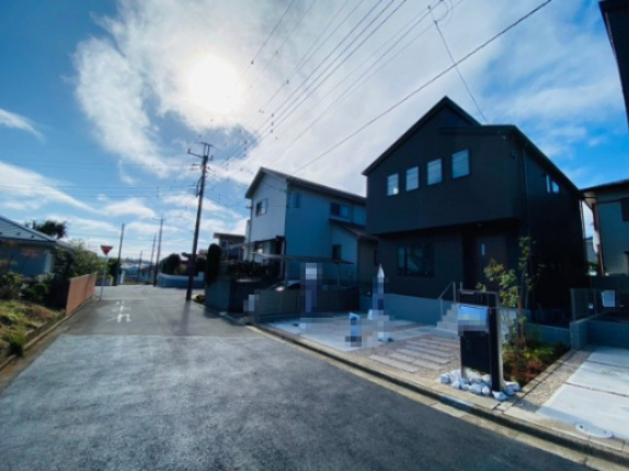 成田吾妻一丁目　新築戸建て　２号棟の前面道路含む現地写真