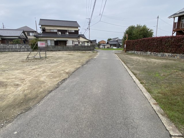 西条市小松町新屋敷　甲714-2・甲714-1　分譲地の前面道路含む現地写真