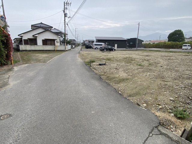 西条市小松町新屋敷　甲714-2・甲714-1　分譲地の前面道路含む現地写真
