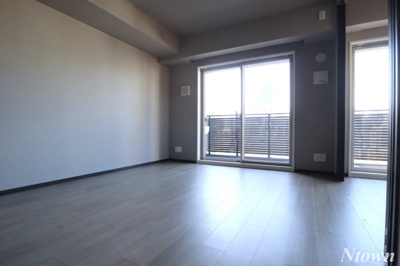 【居間・リビング】 | プレサンス ロジェ 栄パークサウス | こちらのリビングで趣味の時間をお楽しみください