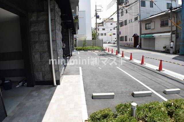 プレサンス玉造駅前の駐車場