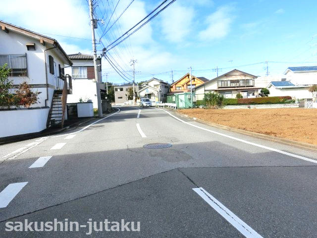 三角町　売地の前面道路含む現地写真|三角町　売地　建築条件なし　６１坪　南側８ｍ公道面　間口なんと！２３ｍ！