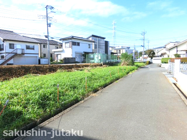 三角町　売地の前面道路含む現地写真|北側５ｍ緑地につき通風良好　開放的