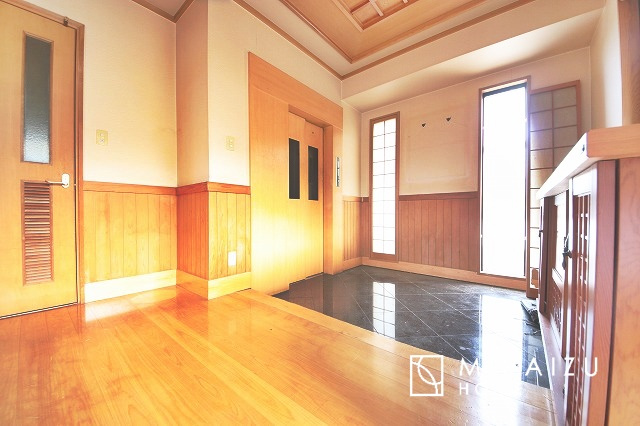 【玄関】 | 5階フロアの内観
※現況優先、設備間取り気になる箇所等は案内時にお確かめ下さい