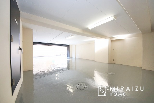 【駐車場】 | 1階車庫部分
※現況優先、設備間取り気になる箇所等は案内時にお確かめ下さい