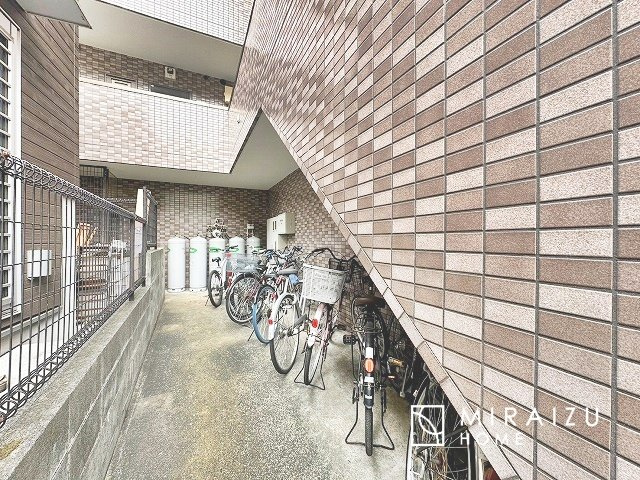 【駐輪場】 | 敷地内の駐輪場
※現況優先、設備間取り気になる箇所等は案内時にお確かめ下さい