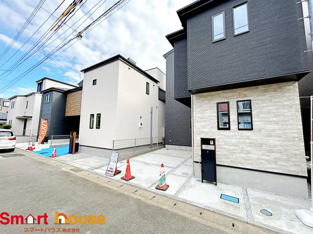 相模原市南区上鶴間本町　最終1棟！の外観|外壁が周囲の街並みと青空に生えるお洒落な仕上がり！周囲には高い建物のないエリア。青い空が大きく感じますね。
