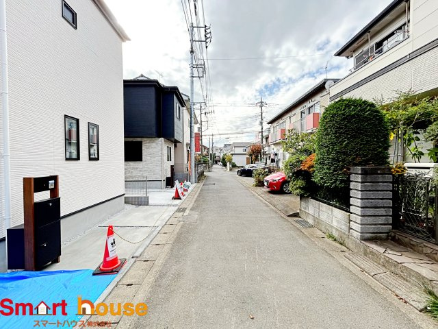 相模原市南区上鶴間本町　最終1棟！の前面道路含む現地写真|お住まいの前面道路が広いと駐車が楽になり、陽当たりも遮られないので明るく居心地の良いお家になります♪
