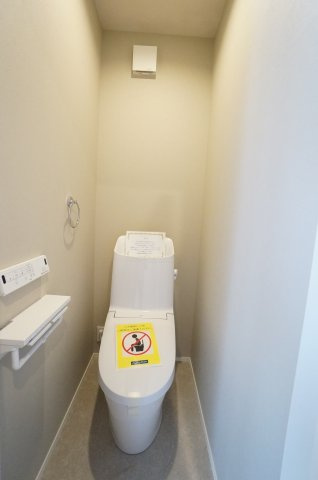 常滑市榎戸町3期　1号棟のトイレ|1階2階にトイレがあり、お掃除しやすい機能や工夫が満載。スッキリコンパクトなシャワートイレで温水洗浄便座で冬は暖かく快適です。