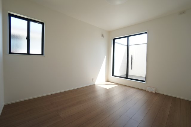 常滑市榎戸町3期　1号棟の洋室|2階6.7帖洋室はバルコニーに面した明るい居室