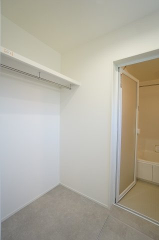 常滑市榎戸町3期　1号棟の脱衣所|脱衣所にはパイプハンガー付きの棚がありバスタオルや着替えの収納に嬉しいスペース！